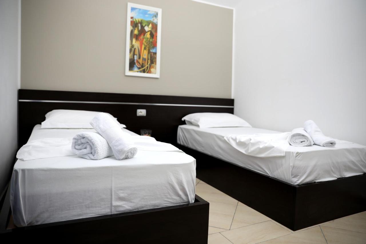 Dolce Italia Residence Radhimë Buitenkant foto