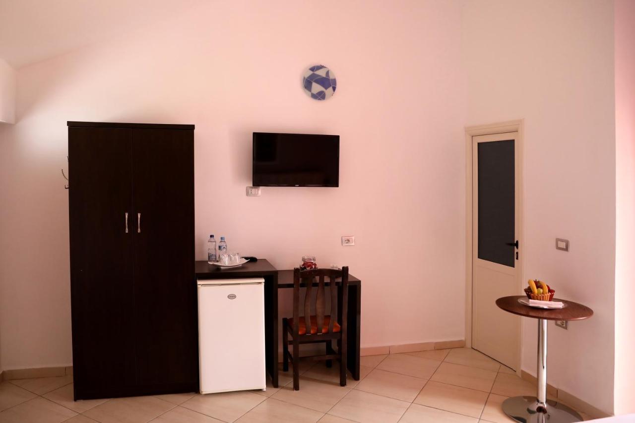Dolce Italia Residence Radhimë Buitenkant foto