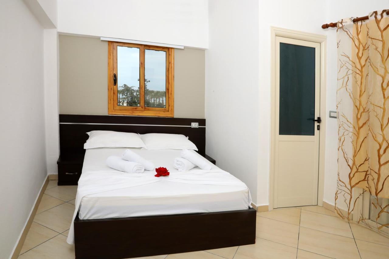 Dolce Italia Residence Radhimë Buitenkant foto